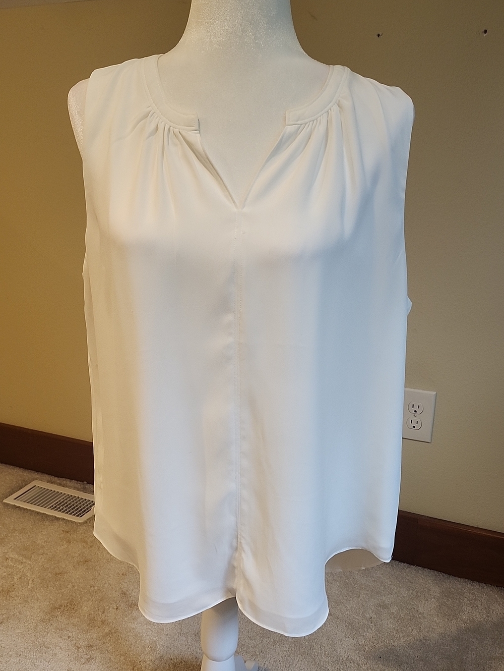 Versona Sleeveless White V-Neck Women's Blouse